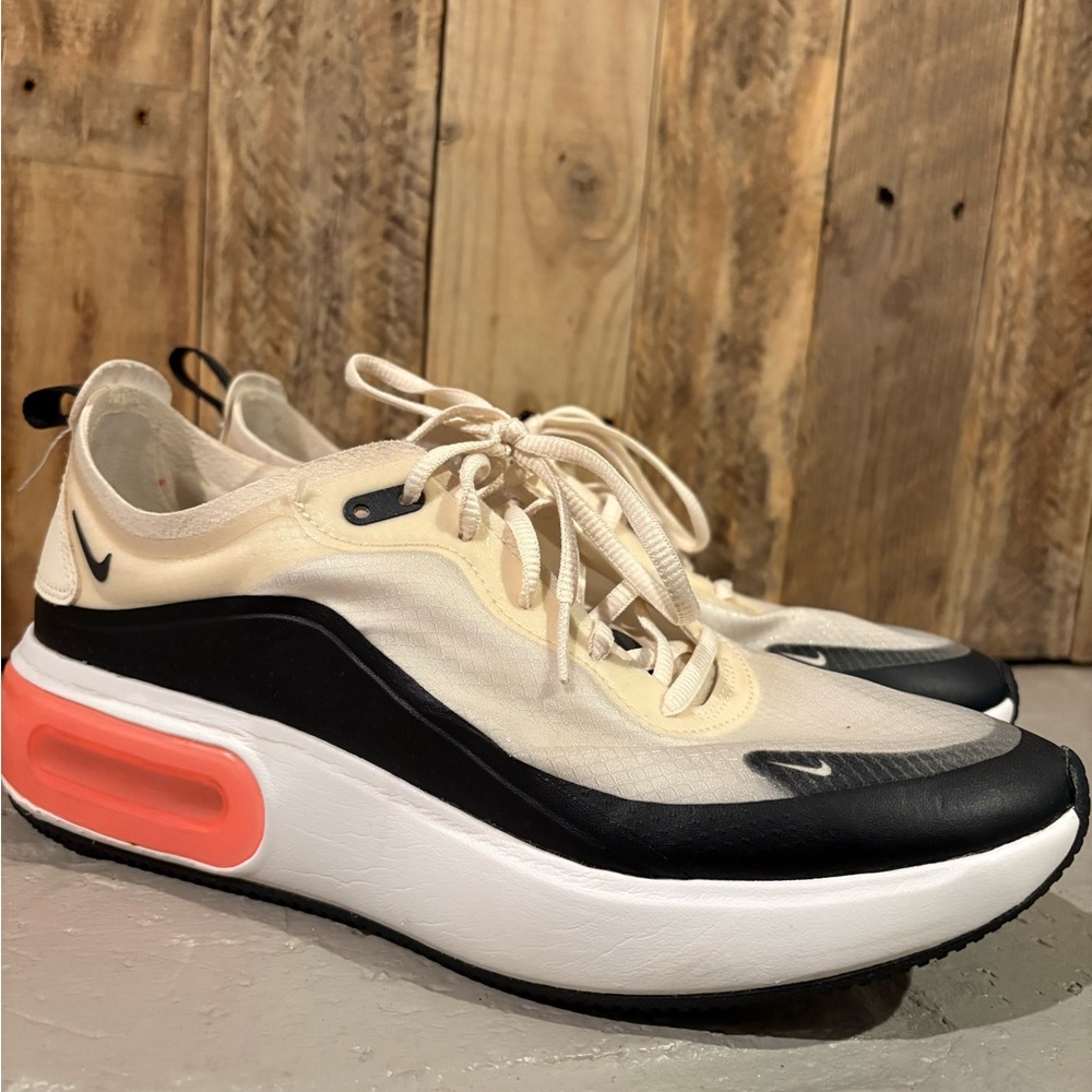 Nike women’s Air Max!  Super comfortable, lightweight, and in great condition!